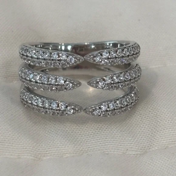 Lisa Robertson Elegant Sterling Silver Women's Ring - Picture 4 of 6